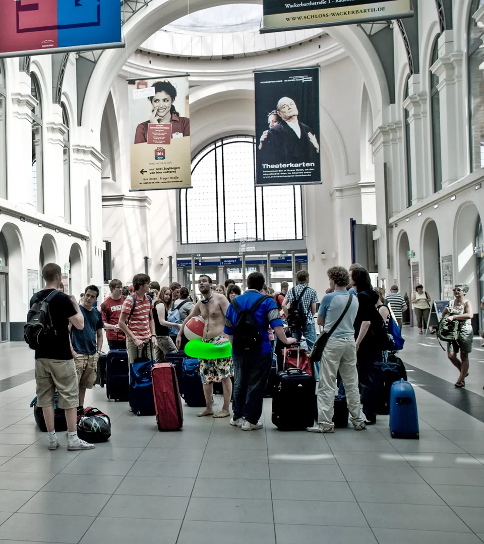 warten am Dresdner Hauptbahnhof